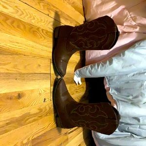 How booth perfect for dirt rain and comfortable